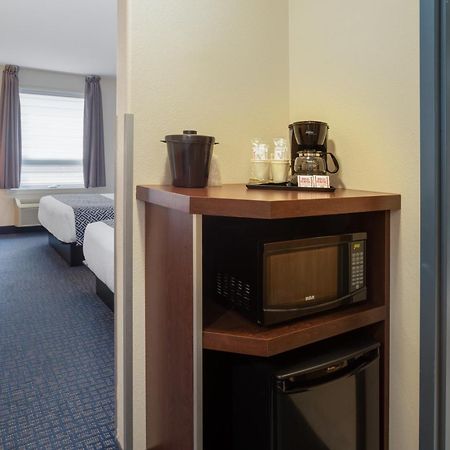 ซูเปอร์ 8 บาย วินด์แฮม ลาชแน/แตร์บอน Hotel แตร์บอนน์ ภายนอก รูปภาพ
