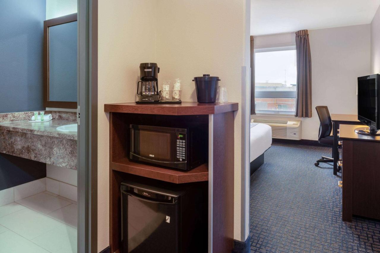 ซูเปอร์ 8 บาย วินด์แฮม ลาชแน/แตร์บอน Hotel แตร์บอนน์ ภายนอก รูปภาพ